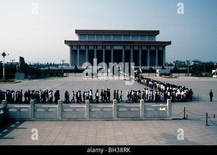 Platz des himmlischen Friedens Linie die einbalsamierten Überreste in der Chairman Mao Memorial Hall (AKA Mausoleum von Mao Zedong) anzeigen Stockfoto