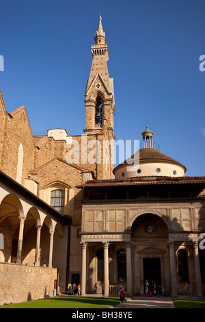 Turm der Kirche Santa Croce und Kloster in Florenz Toskana Italien Stockfoto