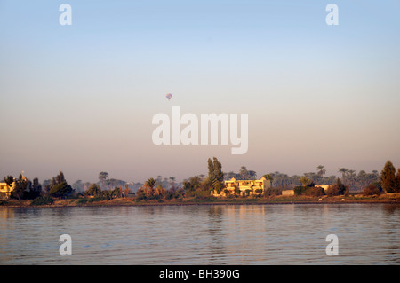 Am frühen Morgen Ballonfahrt über dem Westufer des Nils von einem Nil-Kreuzfahrtschiff in Ägypten Stockfoto