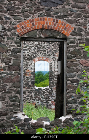 Ein Fenster in der alten Steinmauer Michigan in den USA alte Vintage-Mode gefüllt Hintergrund Luxus Premium Hintergründe Tapete niemand vertikal Hi-res Stockfoto