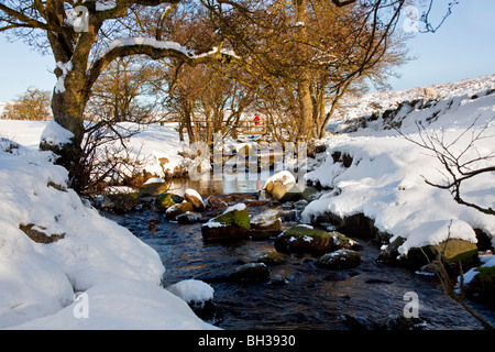 der Fussgängerbrücke über Burbage Bach Grindleford derbyshire Stockfoto