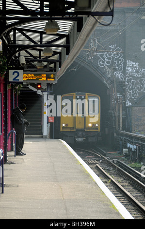 Plattform Drayton Park Station mit dem Zug Ankunft Highbury Islington London England UK Stockfoto