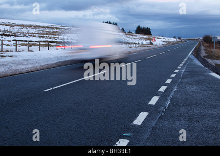 Weißer Lieferwagen Süden unterwegs A696 Moor aus Schottland, England, in Northumberland zu beschleunigen Stockfoto