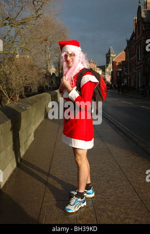 Mann gekleidet in Father Christmas Outfit, York, England, UK Stockfoto