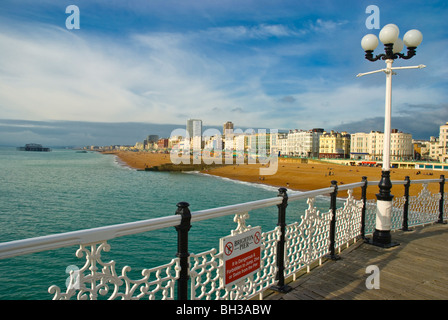 Brighton Pier und Strand Brighton England UK Mitteleuropa Stockfoto