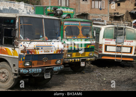 Bunt geschmückten LKW und Bus auf der Straße von Kathmandu nach Pokhara, Nepal Stockfoto