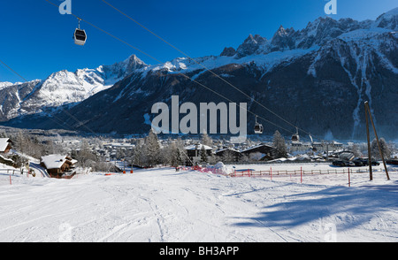 Blick über das Resort aus dem Kinderzimmer Pisten mit Le Brevent Aufzug, Chamonix Mont Blanc, Haute Savoie, Frankreich Stockfoto