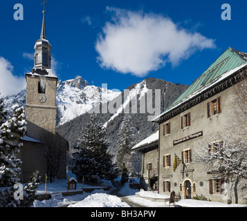 Kirche & Maison De La Montagne in der Nähe des Stadtzentrums mit Le Brevent Skigebiet hinter Chamonix Mont Blanc, Haute Savoie, Frankreich Stockfoto