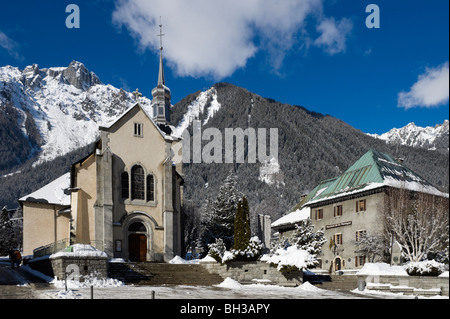 Kirche & Maison De La Montagne in der Nähe des Stadtzentrums mit Le Brevent Skigebiet hinter Chamonix Mont Blanc, Haute Savoie, Frankreich Stockfoto