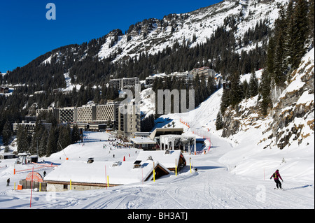 Blick über das Resort von Flaine unterhalb der Grandes Platieres Gondel, Grand Massif Skiregion, Haute Savoie, Frankreich Stockfoto