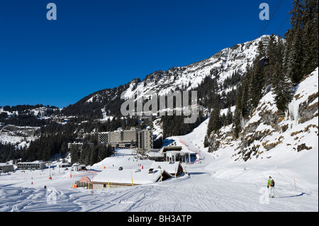 Blick über das Resort von Flaine unterhalb der Grandes Platieres Gondel, Grand Massif Skiregion, Haute Savoie, Frankreich Stockfoto