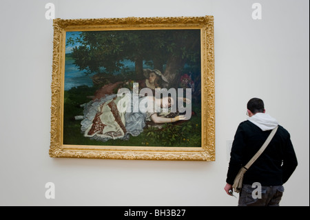 Paris, Frankreich, Kunstmuseen besuchen, Menschen, die sich das Bild ansehen, Museum Kunstausstellung in 'Petit Palais', 'Musée des Beaux Arts de la Ville de Paris' schöne Kunst Gemälde, Museum zeigen jungen Mann Stockfoto