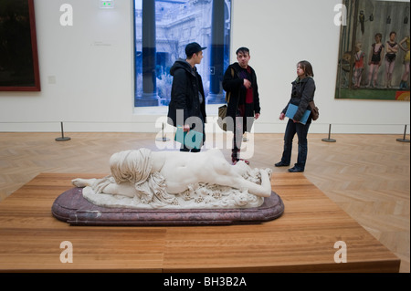 Paris, Frankreich, Teenager besuchen Looking Art Ausstellung im Petit Palais, Musée des Beaux Arts de la Ville de Paris, Skulpturen Museum Statuen, Museum für junge Männer, Gruppe Teenager Museum Stockfoto