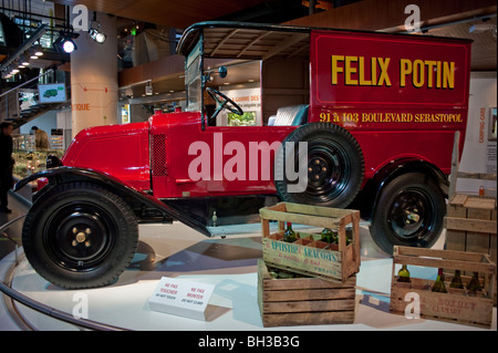 Paris, Frankreich, Old French Delivery Truck im Renault Car Company Showroom, Classical Cars Collection, Vintage-Schild „Felix Potin“ Stockfoto