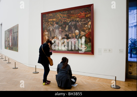 Paris, Frankreich, Teenager, die Kunstausstellung im Petit Palais besuchen, Musée des Beaux Arts de la Ville de Paris, mit Blick auf Malerei, Galeriewände und Kunstmalereien Stockfoto