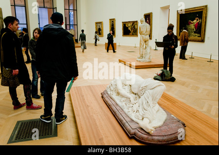 Paris, Frankreich, große Menschenmassen besuchen die Kunstgalerie Ausstellung im Petit Palais, Musée des Beaux Arts de la Ville de Paris Skulpturen Museum Statuen, Museum zeigen jungen Mann Stockfoto