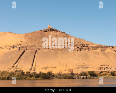 Die Hügel Gräber bei Assuan am Nil auf einer Nil-Kreuzfahrt, Ägypten Stockfoto