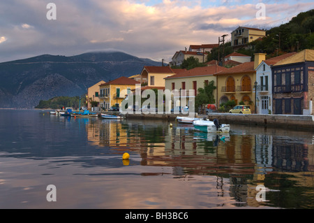 Reflexionen der waterside Gebäude in der Stadt Vathi auf der griechischen Insel von Paula Stockfoto