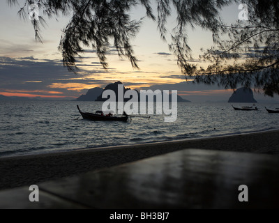 Sonnenaufgang auf der Insel von Ko Hai, Andamanensee, Thailand Stockfoto