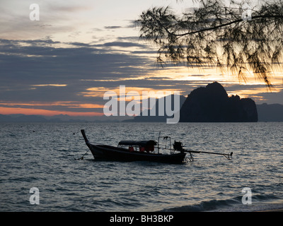 Sonnenaufgang auf der Insel von Ko Hai, Andamanensee, Thailand Stockfoto