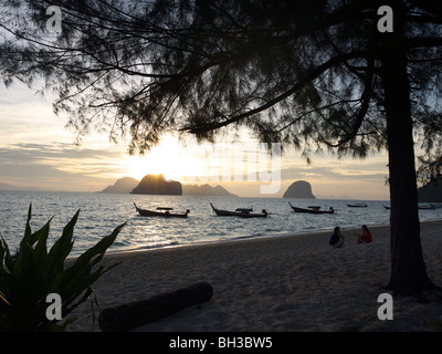 Sonnenaufgang auf der Insel von Ko Hai, Andamanensee, Thailand Stockfoto