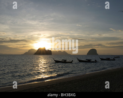 Sonnenaufgang auf der Insel von Ko Hai, Andamanensee, Thailand Stockfoto