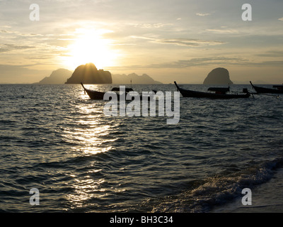 Sonnenaufgang auf der Insel von Ko Hai, Andamanensee, Thailand Stockfoto