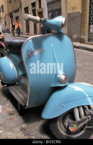 BLAUE VESPA IN EINER KLEINEN STRAßE IN FLORENZ, TOSKANA, ITALIEN Stockfoto