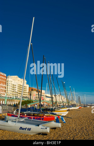 Segelboote am Strand in Brighton England UK Europa Stockfoto