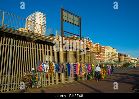 Kleidung zum Verkauf am Strand von Brighton England UK Europe Stockfoto