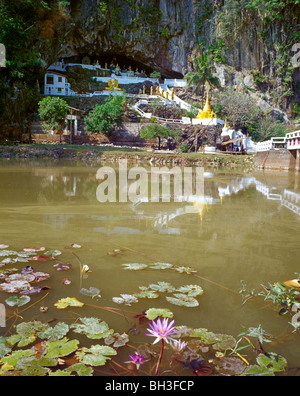 See mit Seerosen vor der Yathaypyan Höhle Gitarrenpoet Vor der Yathaypyan-Höhle-Myanmar-Burma Stockfoto