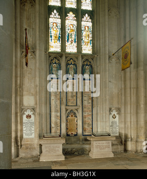 Kathedrale von Winchester, Hampshire, England. Denkmal für das Hampshire Regiment im Kirchenschiff Stockfoto