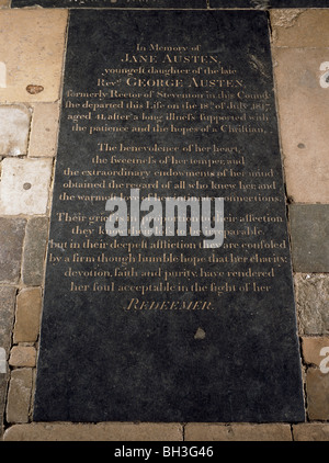 Kathedrale von Winchester, Hampshire, England. Grabstein von Jane Austen, im Kirchenschiff. Inschrift lobt "außerordentliche Begabung" Stockfoto