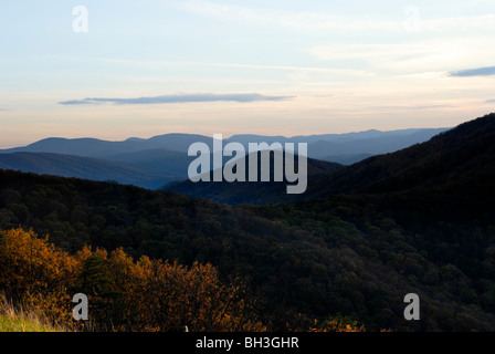 Blue Ridge Mountains im Herbst Sonnenlicht Stockfoto