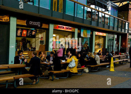 Essensstände in Spitalfields market London England UK Europe Stockfoto