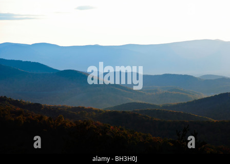 Blue Ridge Mountains im Herbst Sonnenlicht Stockfoto