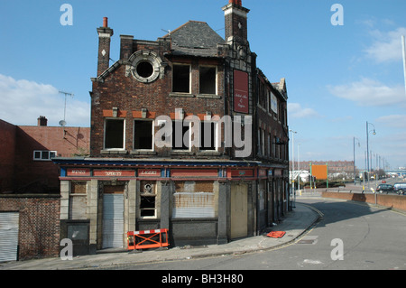 Eine ehemalige Kneipe in Liverpool verbrannt und in einer Brandstiftung Feuer schwer beschädigt wurde. Stockfoto