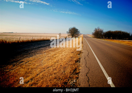 Ein riesiges Stück der Straße in der amerikanischen Mitte West fördert Treiber ignorieren Verkehrsregeln und Geschwindigkeitsbegrenzungen missachten. Stockfoto