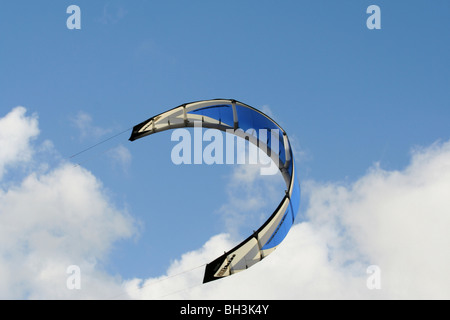 Blaue Drachen fliegen in den Himmel entlang der Nordsee in Zeeland, Niederlande. Stockfoto