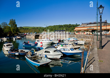 Dartmouth Quay (bekannt als „The Boat Float“) und das Old Station Building, Dartmouth, South Hams, Devon, England, Großbritannien Stockfoto