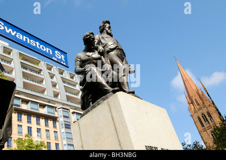 Bourke und Wills Statue mit St Pauls Cathedral Ecke Bourke street Mall und Swanston street Melbourne Victoria Australien Stockfoto