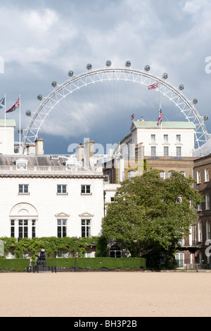 London Eye hinter Horse Guards Parade gesehen. Stockfoto