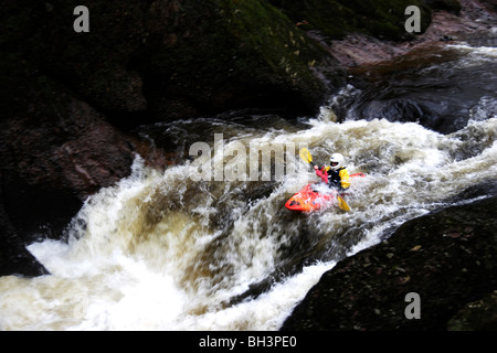 Kanuten im Wildwasser in Glen Esk. Stockfoto