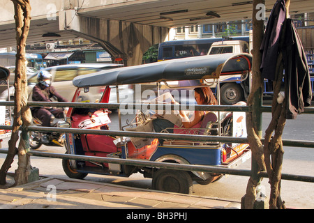 TUK-TUK, DEM THAILÄNDISCHEN MOTORRAD-TAXI, BANGKOK, THAILAND Stockfoto