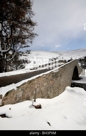 Historische Brücke am Gairnshiel in der Nähe von Balmoral. Stockfoto