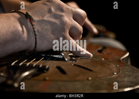 Gitarristen spielen Blues slide-Gitarre auf einer speziell angefertigten einzigartige Gitarre Stockfoto