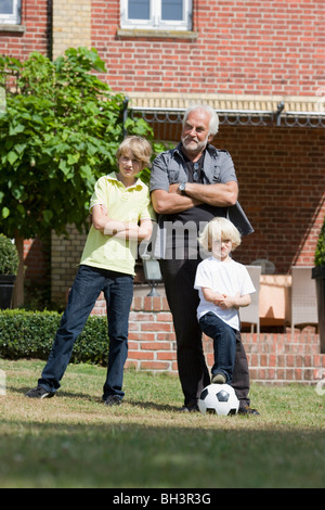 Großvater und Kinder mit Fußball Stockfoto