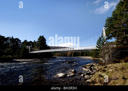 Ballochie Hängebrücke über den Fluss Dee, erbaut 1924. Stockfoto