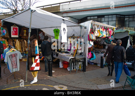 Stände unter Westway entlang Portobello Road Market London England UK Europe Stockfoto