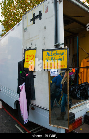 Verwendet Kleidung Stall Portobello Road Market London England UK Europe Stockfoto